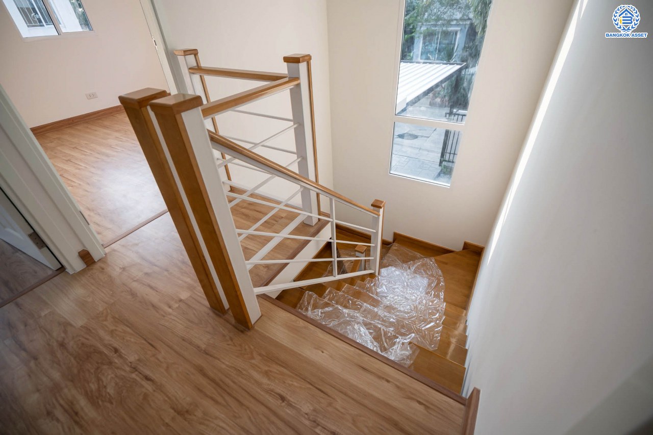 บ้านมือสองตกแต่งใหม่ โครงการ พฤกษาวิลเลจ30 เดอะซีซั่น แจ้งวัฒนะ-ราชพฤกษ์ หลังมุม ทำเลย่านปทุมธานี เนื้อที่ 53 ตร.ว. ฟังก์ชัน 3 ห้องนอน 2 ห้องน้ำ 1 ห้องอเนกประสงค์ จอดรถได้ 2 คัน เดินทางสะดวกสบายเข้า-ออกได้หลายเส้นทาง ใกล้เมืองทองธานี และจุดขึ้นทางด่วน "แจ้งวัฒนะ"